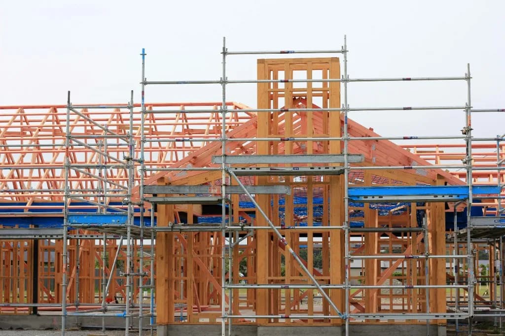 Residential framing surrounded by scaffolding on a new home build